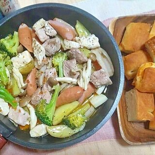 お家でキャンプご飯♪野菜とソーセージのアヒージョ